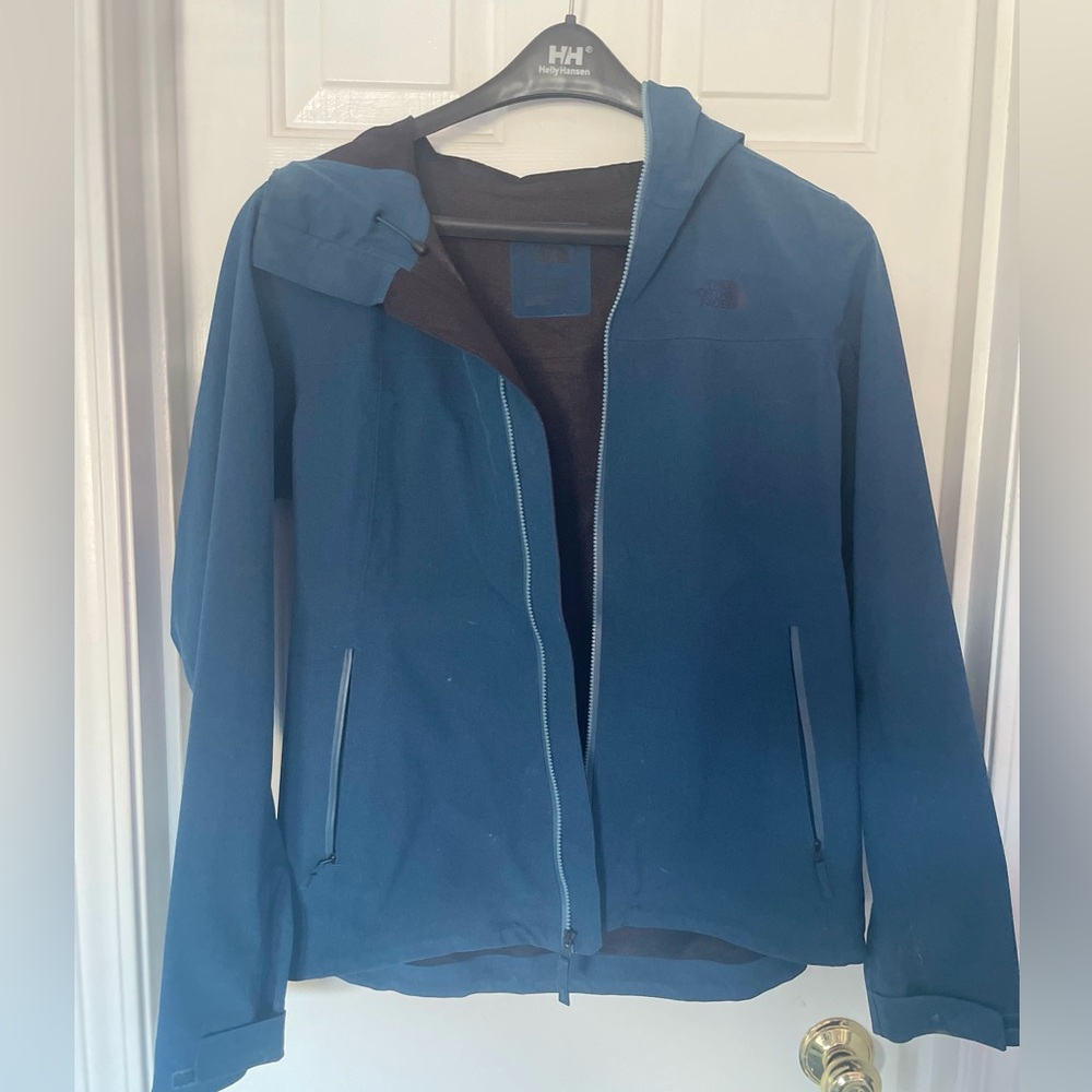 The North face women waterproof jacket/windbreaker